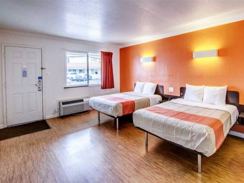 Motel 6 מנטקה מראה חיצוני תמונה