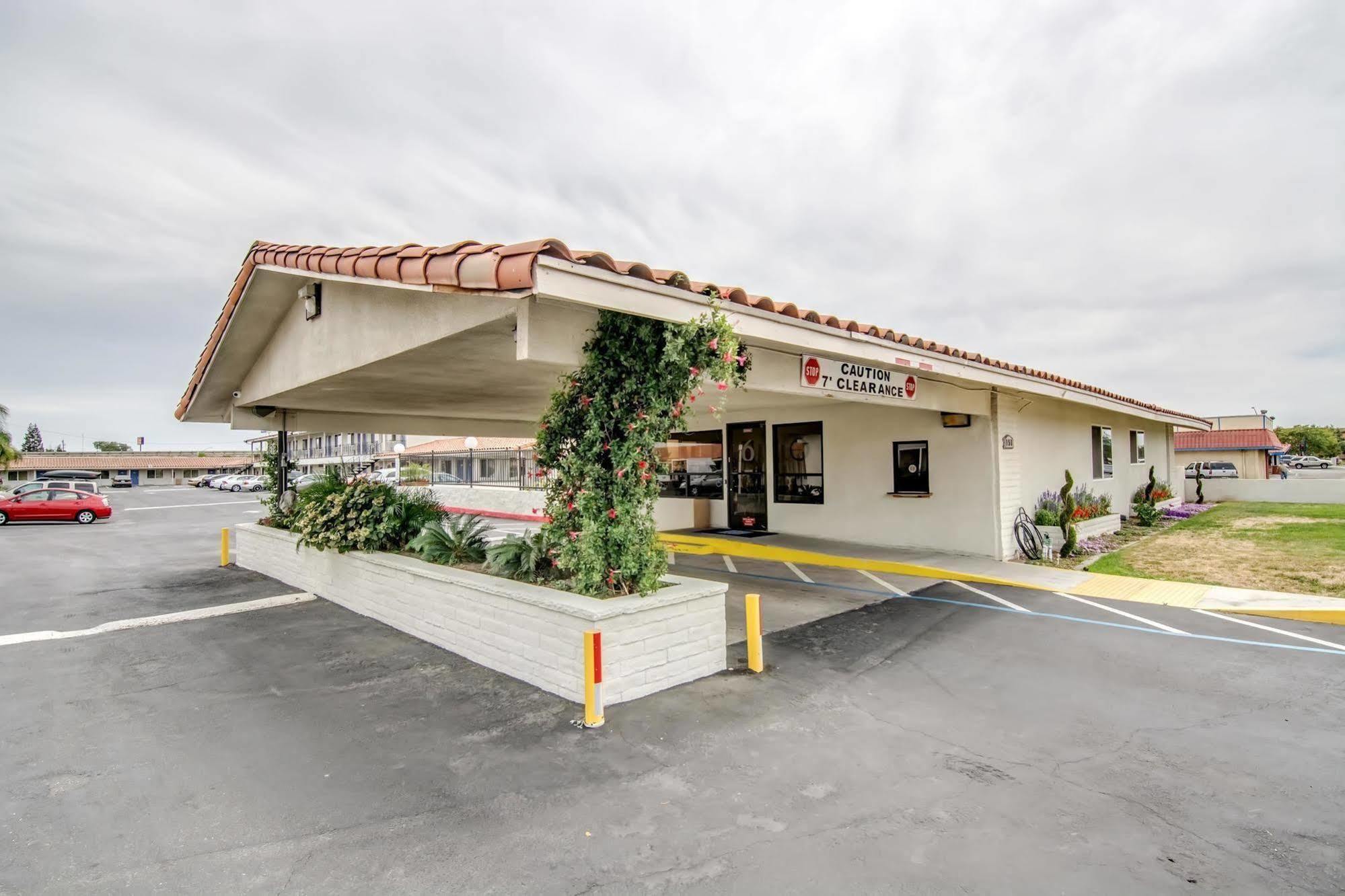 Motel 6 מנטקה מראה חיצוני תמונה