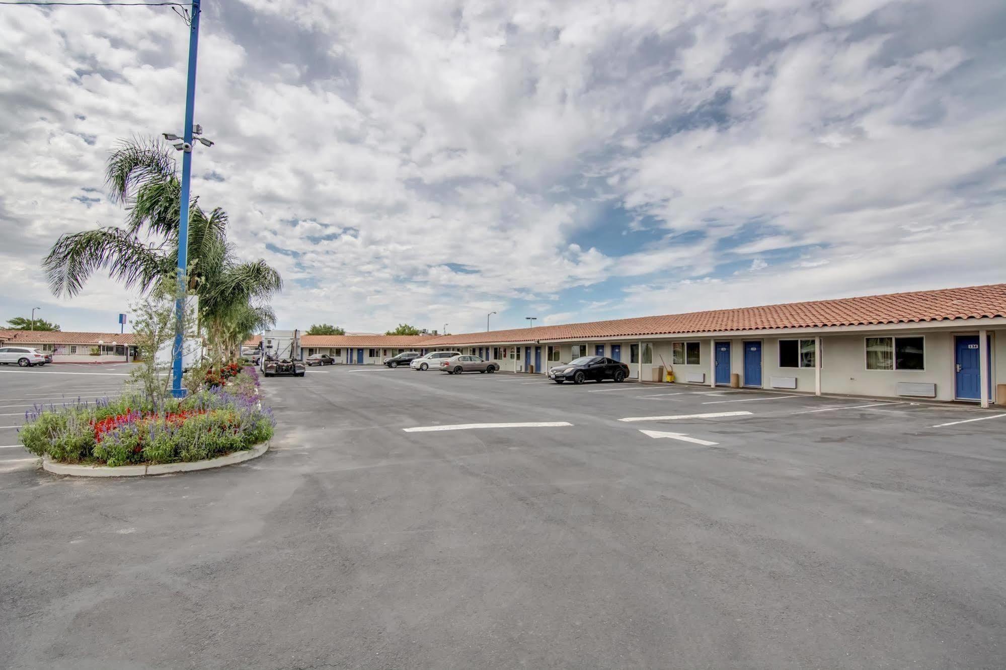 Motel 6 מנטקה מראה חיצוני תמונה