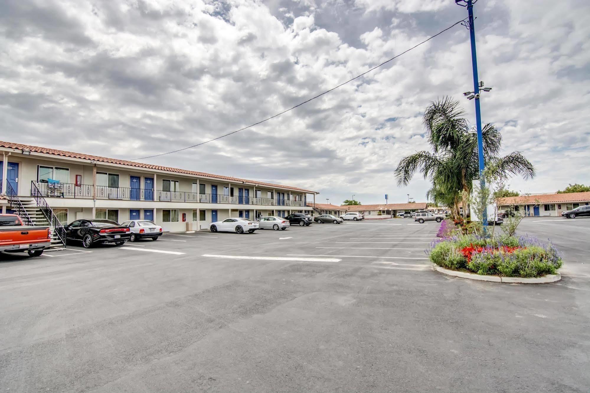 Motel 6 מנטקה מראה חיצוני תמונה